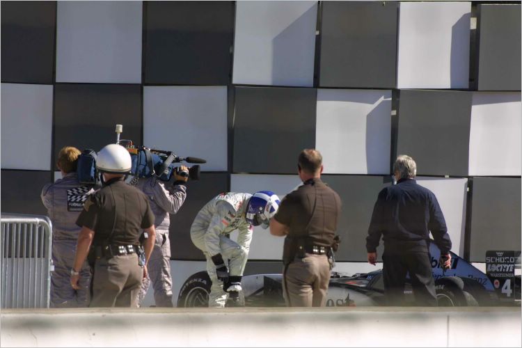 Following September 11th, all of the drivers were protected by State Troopers. Here Coulthard acts as he doesn't notice! He thinks he is cool!