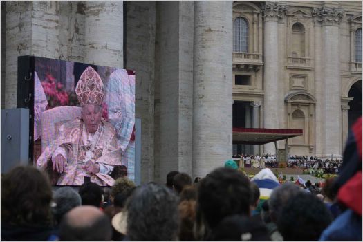 Easter Sunday and El Papa says a little mass. See the alter to the right.
