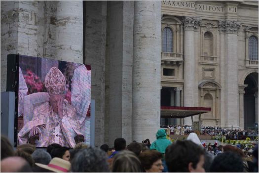 El Papa was tired. I don't believe he was too well on the day as he needed a tissue several times for his nose. 